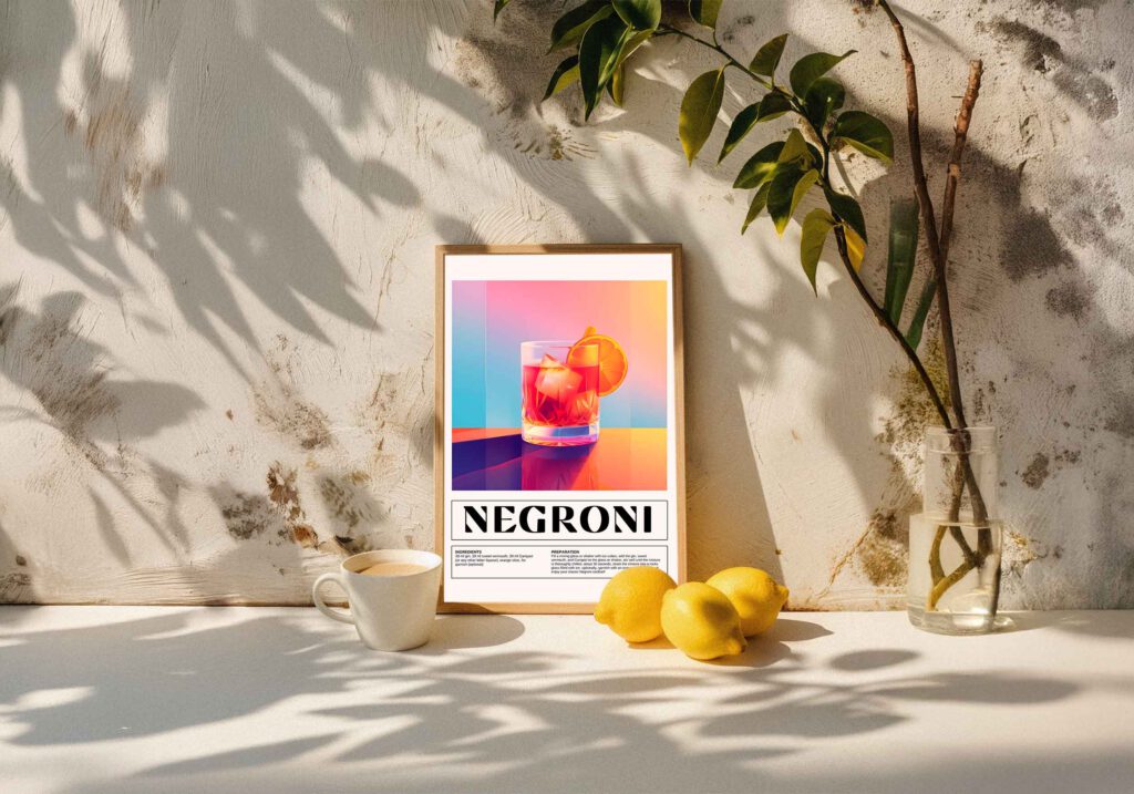 Poster som visar Illustration av en Negroni cocktail i ett rocksglas med is och en apelsinskiva som garnering. Bakgrunden har en mjuk färggradient från rosa till lila. Recept för Negroni finns under bilden.