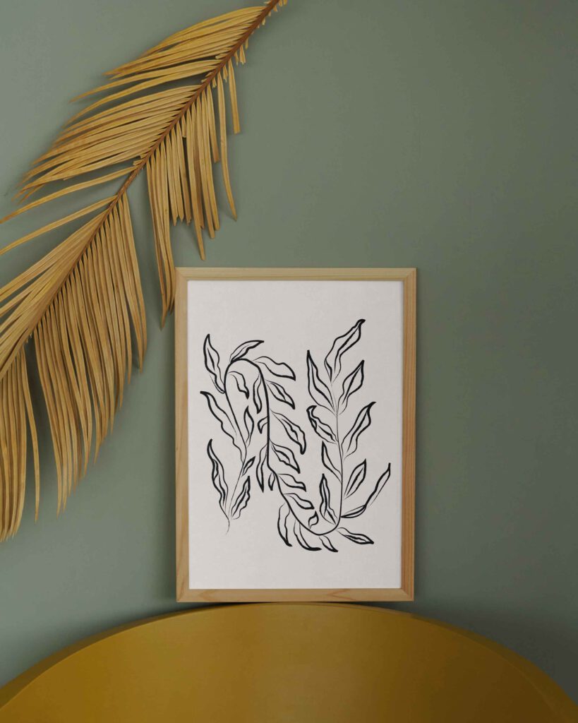 Poster med minimalistisk linjekonst av två grenar med eleganta blad i svart tusch mot beige bakgrund.
