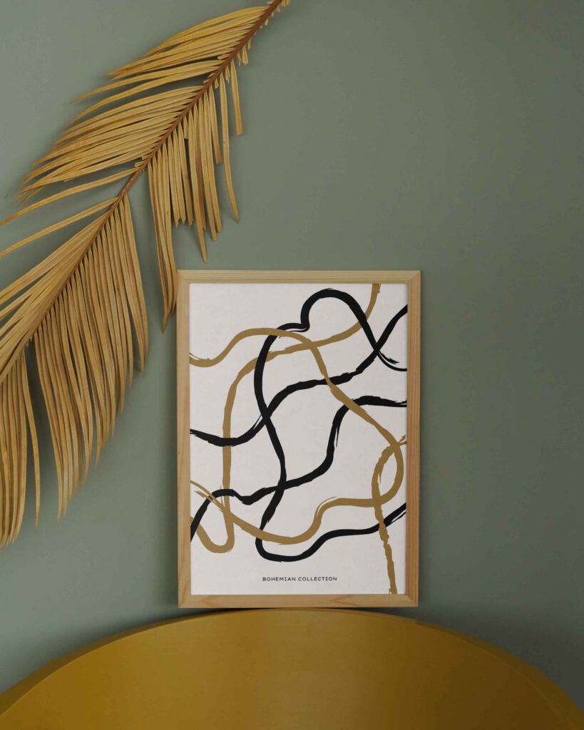 Abstrakt poster med slingrande linjer i svart och beige mot ljus bakgrund. Text: “Bohemian Collection”.
