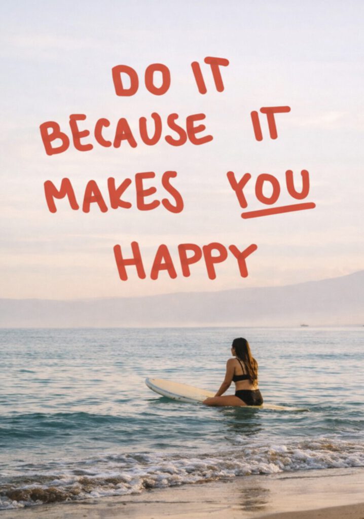 Poster med surfare i havet vid solnedgång och texten “Do it because it makes you happy” i röd handskriven stil.